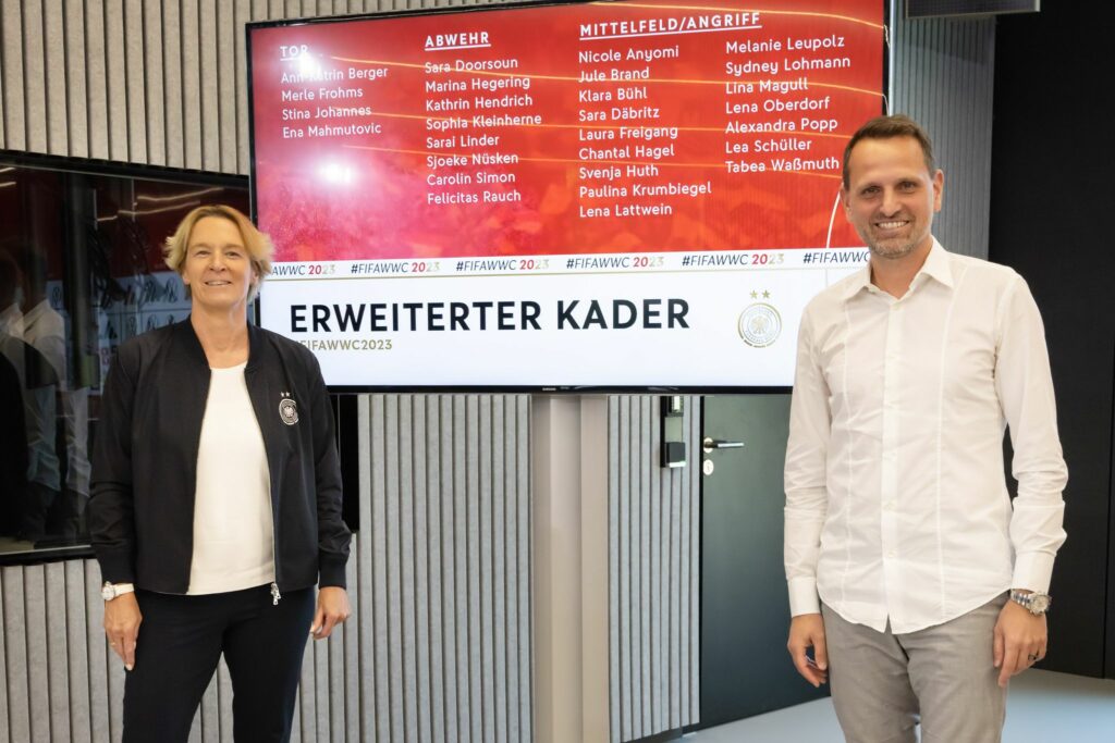 DFB-Manager: Frauen sollen «Fußballfans wach küssen»