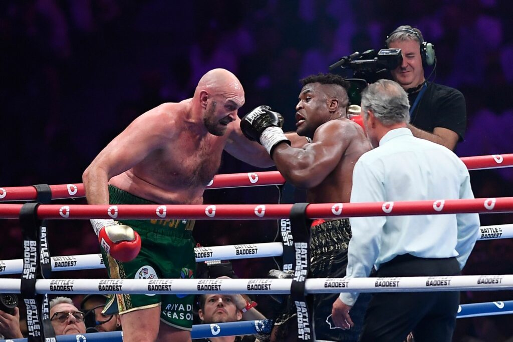 Knapper Sieg bei Schaukampf: Fast-Blamage für Champion Fury