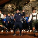 Schottlands Nationalteam in Bayern empfangen – McGinn tanzt