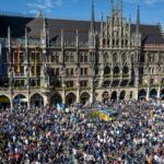 Polizei lässt keine Menschen mehr auf Münchner Marienplatz