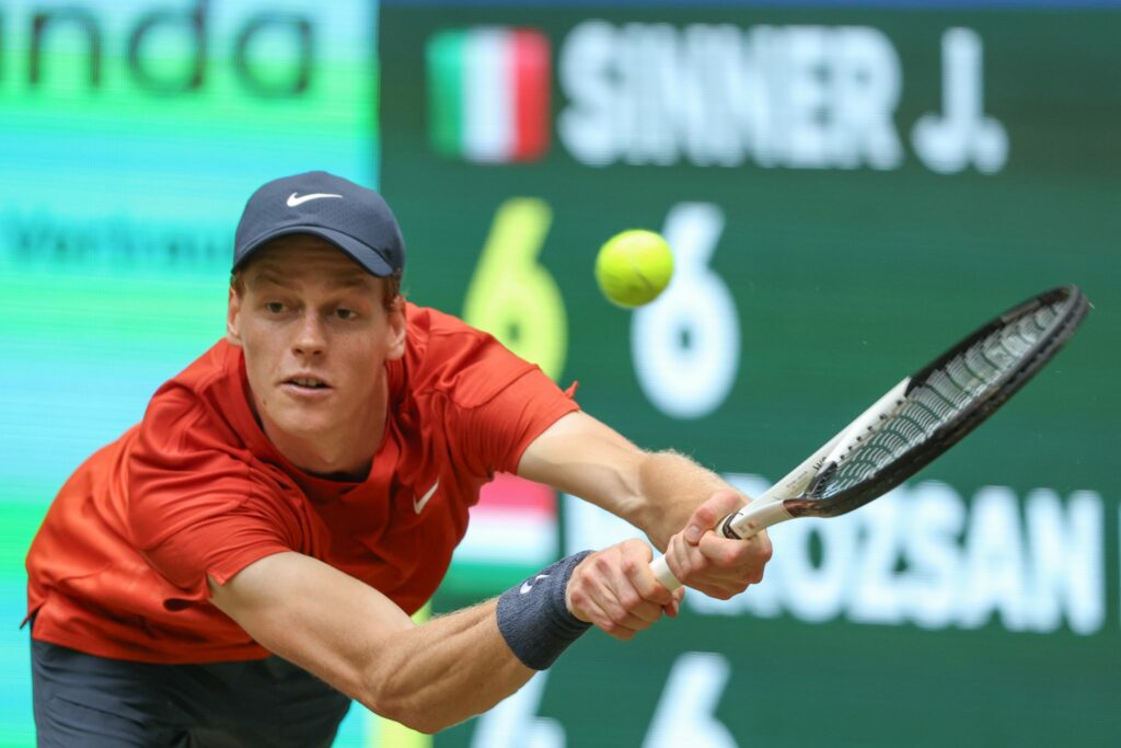 Topfavorit Sinner beim Tennis-Turnier in Halle weiter