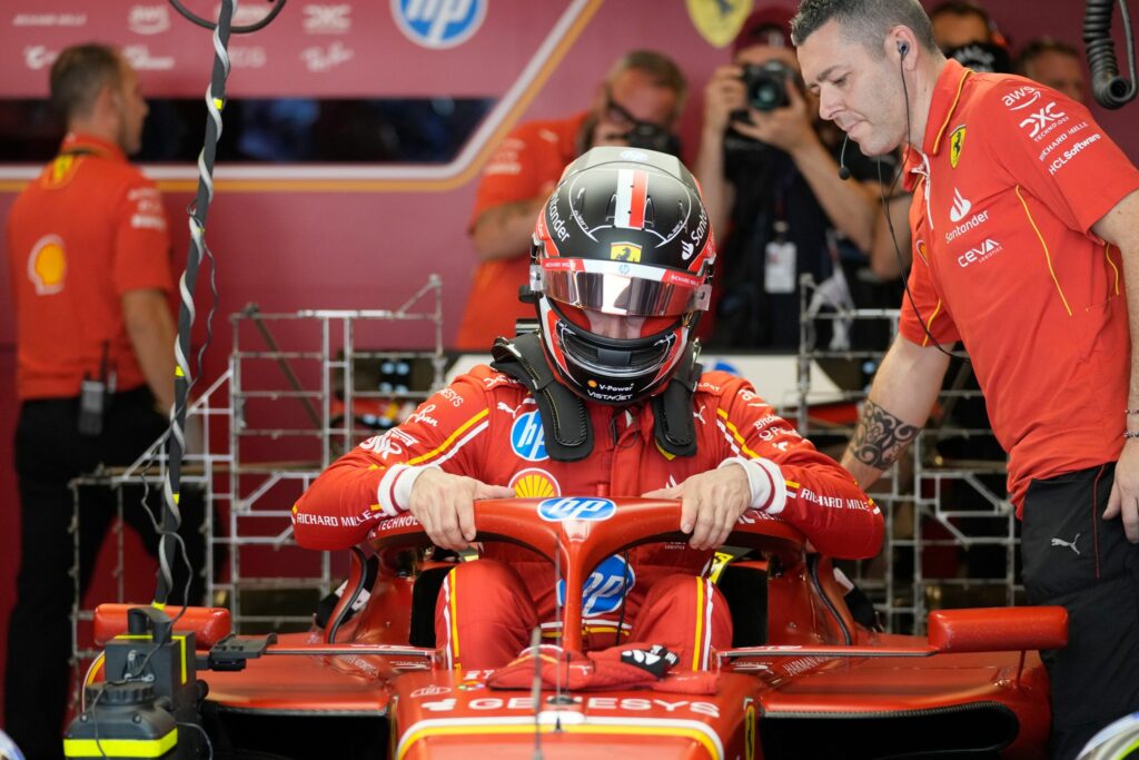 Charles Leclerc im Formel-1-Training klar vor seinem Bruder