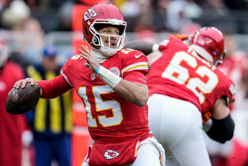 Chiefs gewinnen wieder in NFL: Mahomes humpelt