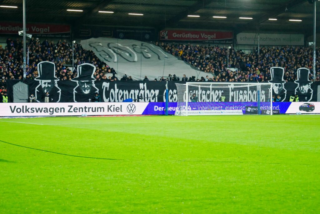 Fadenkreuz-Banner mit Klopp: «Totengräber» des Fußballs