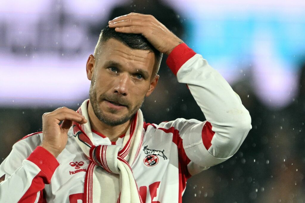 Podolski entschuldigt sich nach bösem Foul bei Hallenturnier