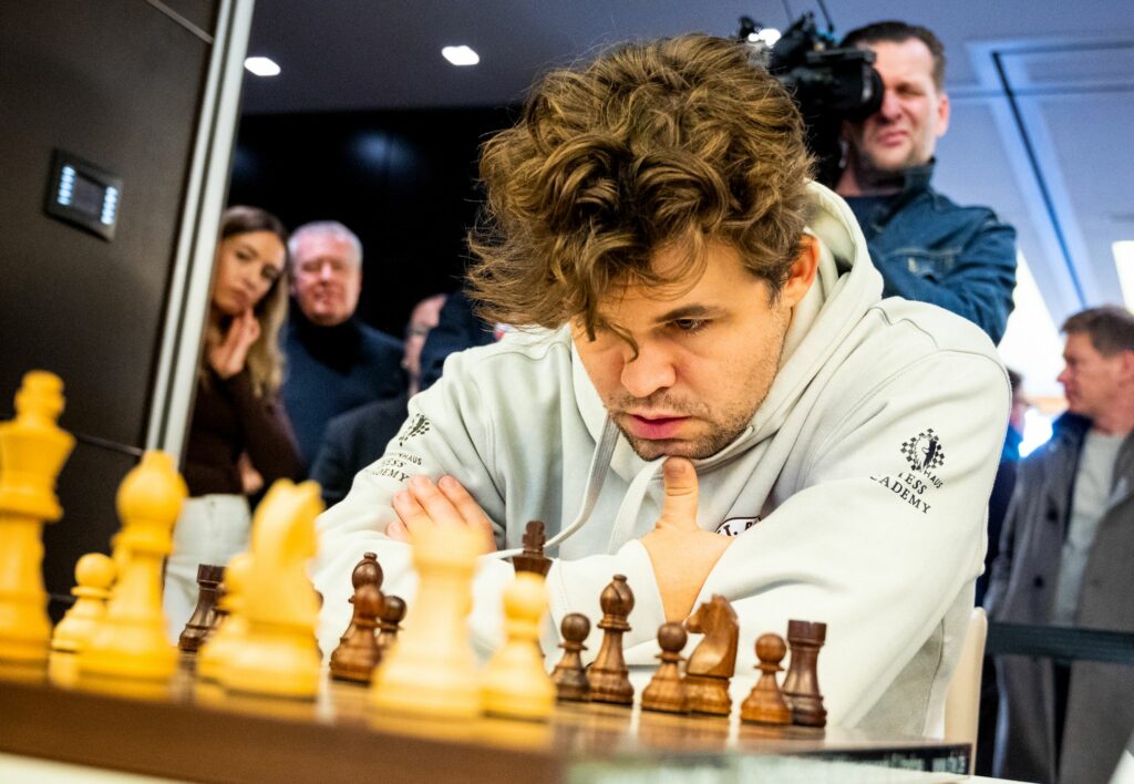 Magnus Carlsen gewinnt beim Debüt für den FC St. Pauli