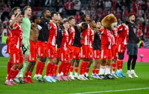 Die Bayern rollen los und feiern mit einem Bosse-Handschlag