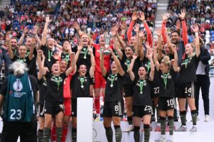 Viel Liebe für Lena Oberdorf bei Bayerns Supercup-Sieg