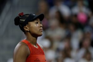 Rot und funkelnd: Tennisstar Osaka fällt mit Haarschmuck auf