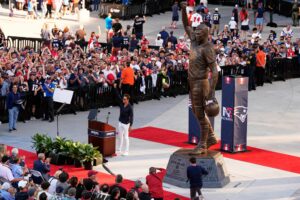 Brady in Bronze: Patriots ehren Quarterback mit Statue