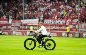 Radler auf Rasen: Rangnick fährt durchs Stadion