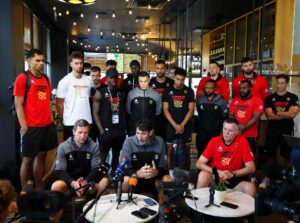 Bewegender Auftritt in Riga: Basketballer stehen zu Mumbru
