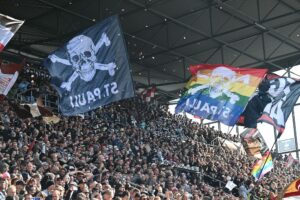 Flaschenwürfe und Verletzte: Platzverweis für über 520 Fans