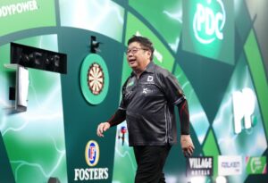 WM-Sieg mit 71: Senior hält Darts-Millionär für schlagbar