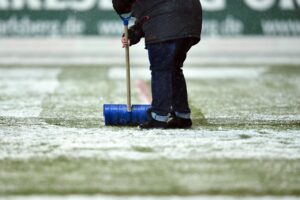 Union-Fans helfen Club beim Schneeschippen vor Mainz-Spiel