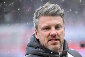 Sieglos-Serie: Fan-Banner gegen Köln-Coach Lukas Kwasniok