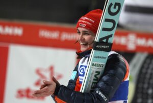 Skispringerin Freitag schlägt Prevc und wird Dritte