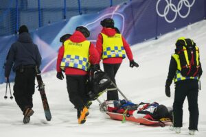 Finnischer Ski-Freestyler sorgt mit Sturz für Schreckmoment