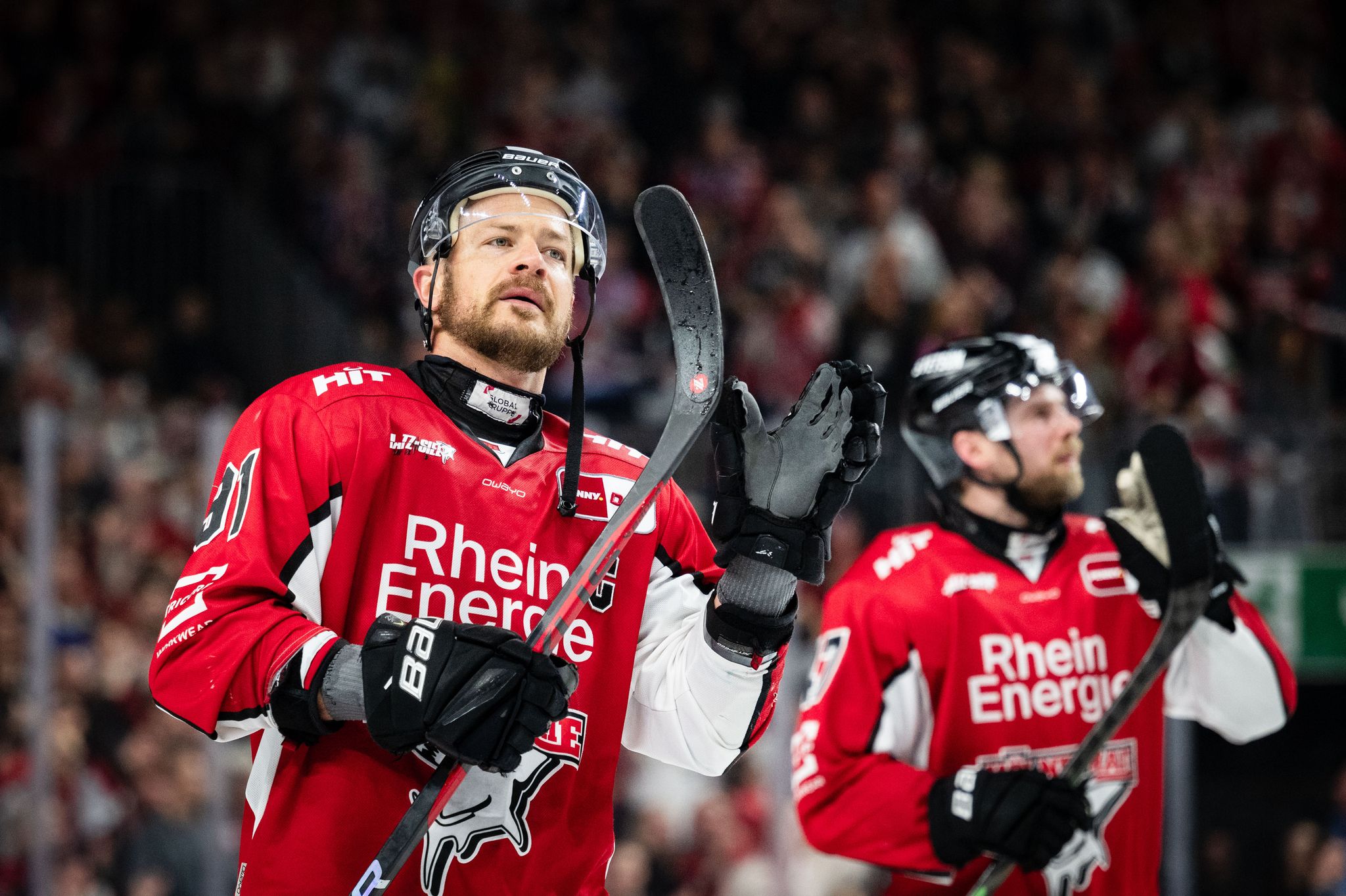 Eishockey-Profi Moritz Müller von den Kölner Haien (l).