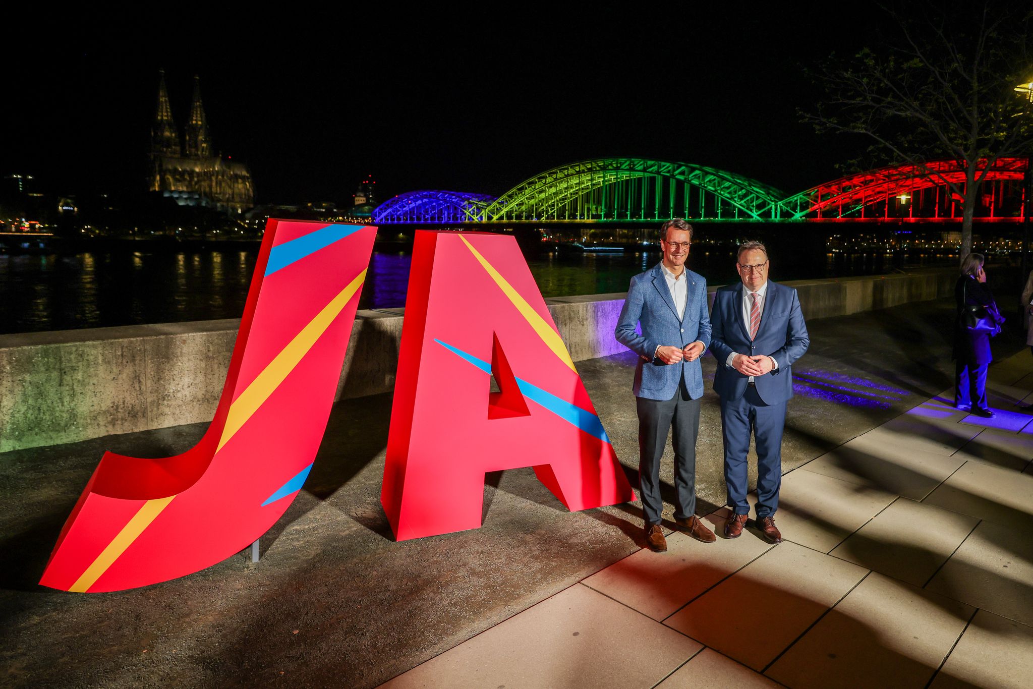 Ministerpräsident Hendrik Wüst (l) und Kölns Oberbürgermeister Torsten Burmester freuen sich über das Ja beim Olympia-Entscheid.