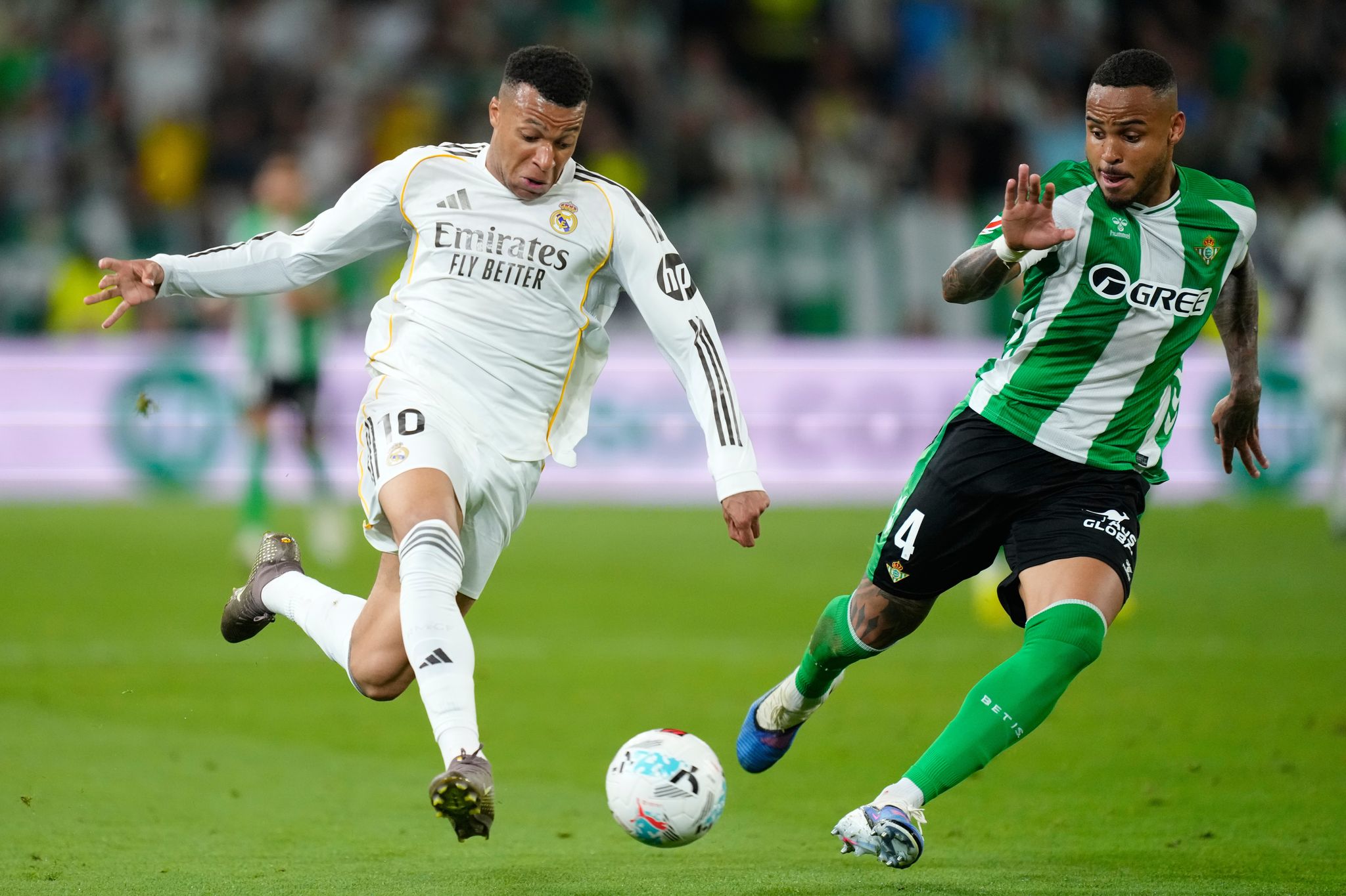 Im Spiel bei Betis in Sevilla wurde Mbappé (l) ausgewechselt. (Archivbild)
