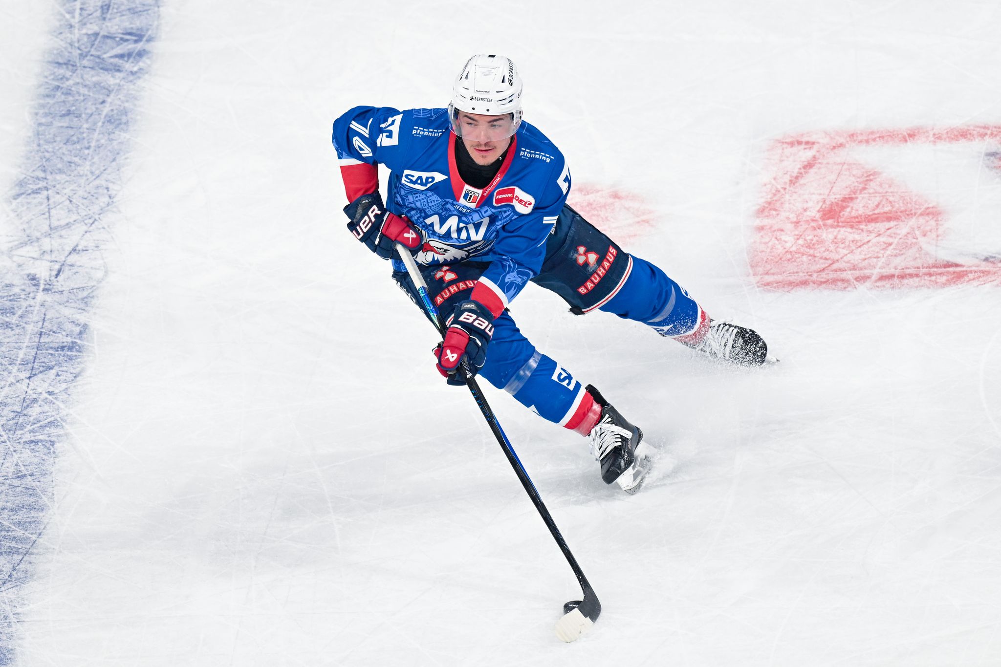 Nationalstürmer Justin Schütz traf für die Adler Mannheim gegen München doppelt.