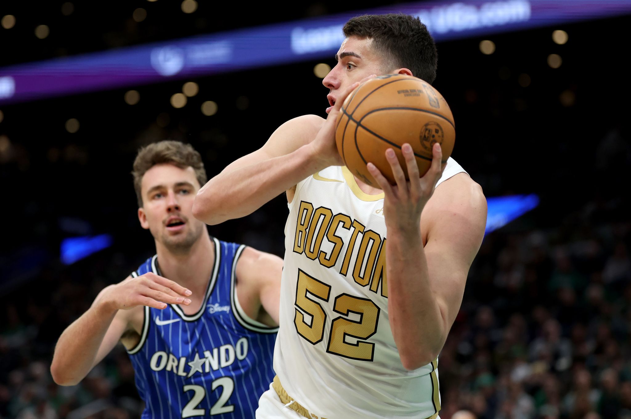 Franz Wagner (l.) könnte in den Playoffs erneut auf Luka Garza und die Boston Celtics treffen.