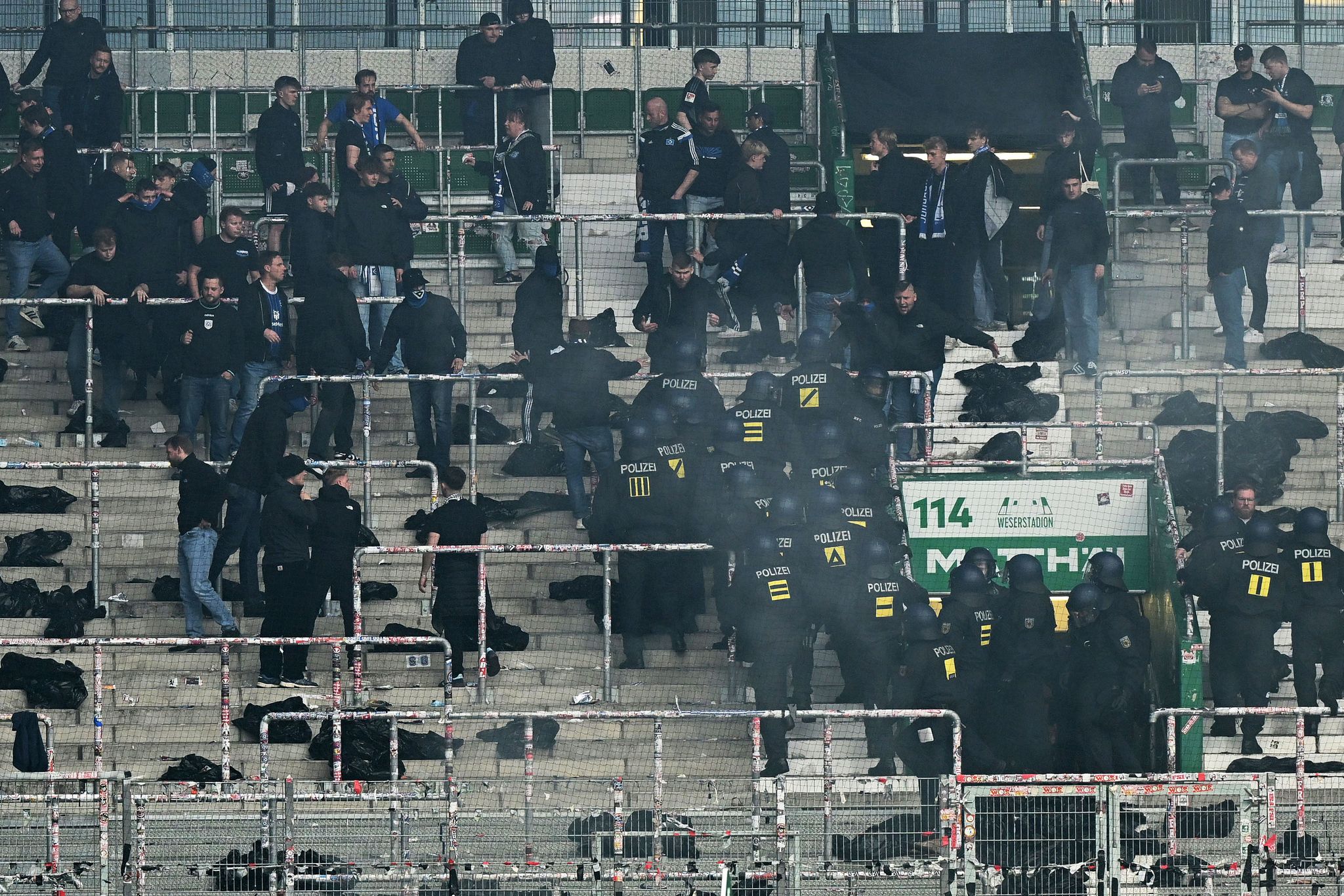 Polizei-Einsatz im Gästeblock nach dem Nordderby zwischen Werder Bremen und dem Hamburger SV.