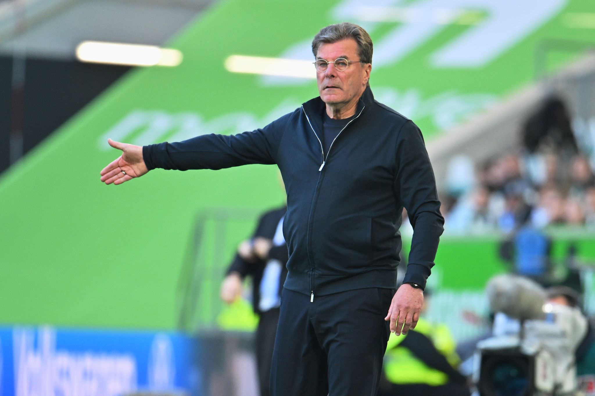 Wolfsburgs Trainer Dieter Hecking rechnet mit einem Dreikampf um den Klassenerhalt.