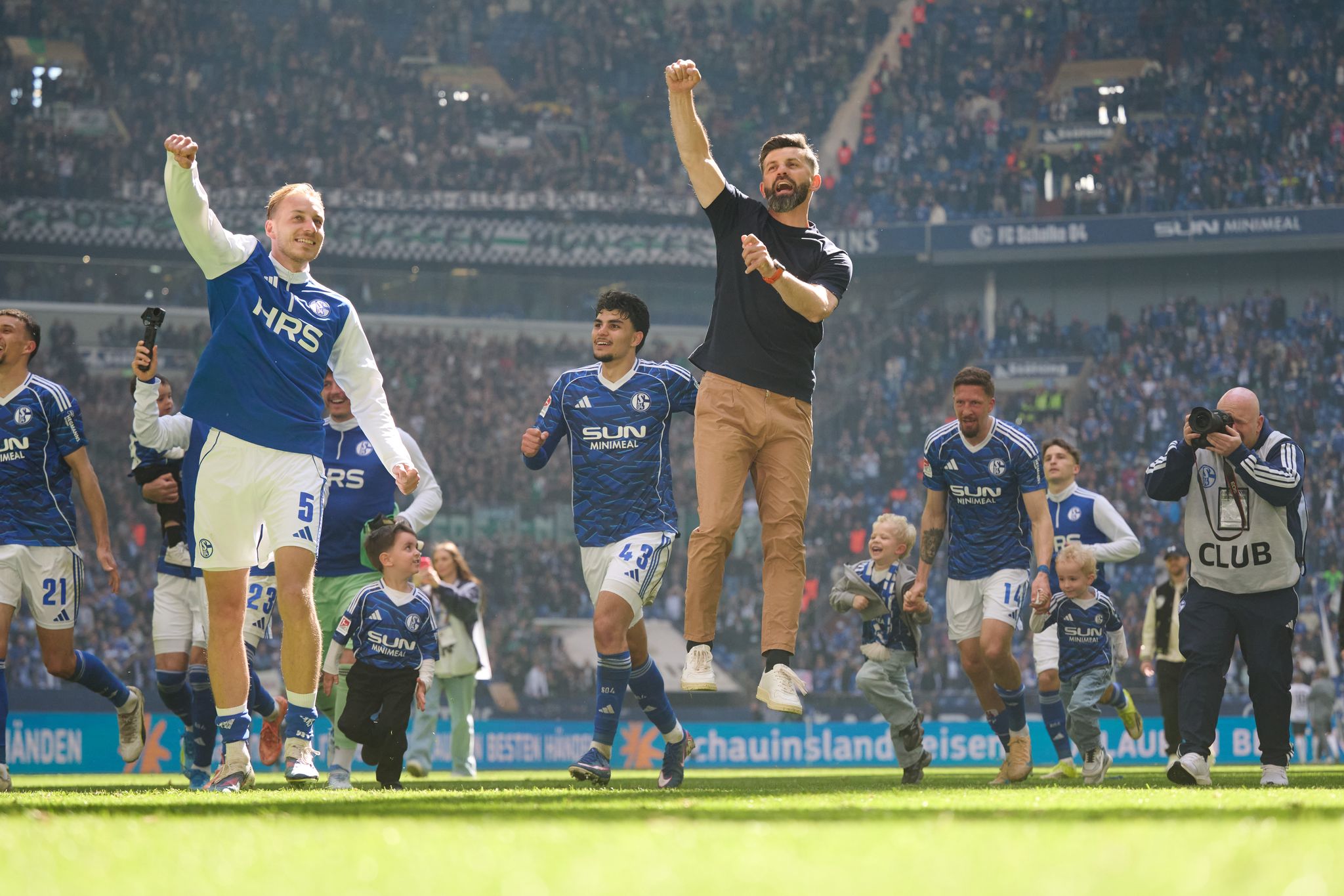 Die Schalker feiern mit ihren Fans.