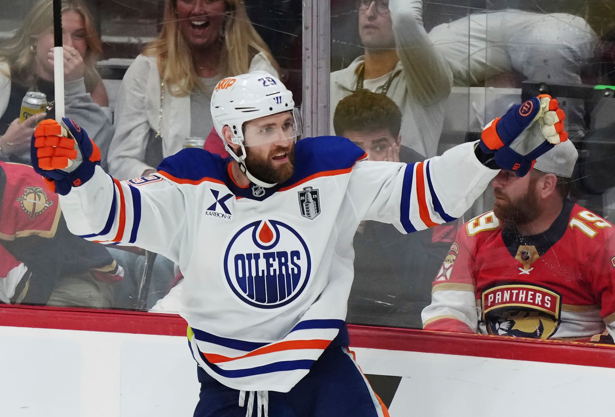 Leon Draisaitl soll noch in der ersten Playoffrunde gegen Anaheim sein Comeback für die Oilers geben (Archivbild).