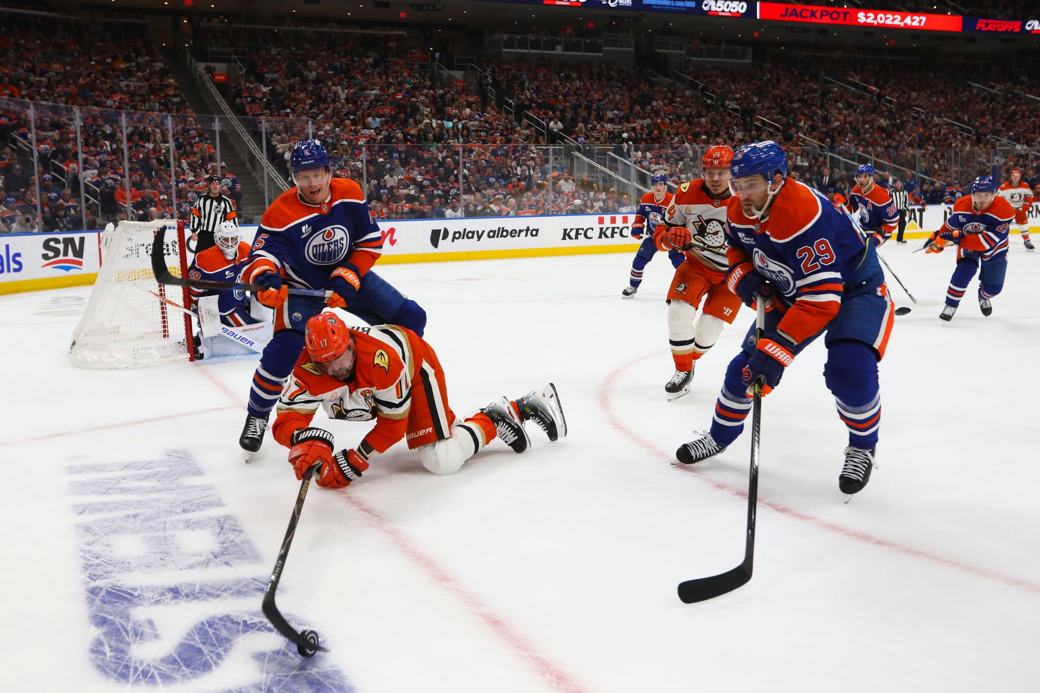 Leon Draisaitl (r) konnte die Niederlage der Edmonton Oilers nicht verhindern.