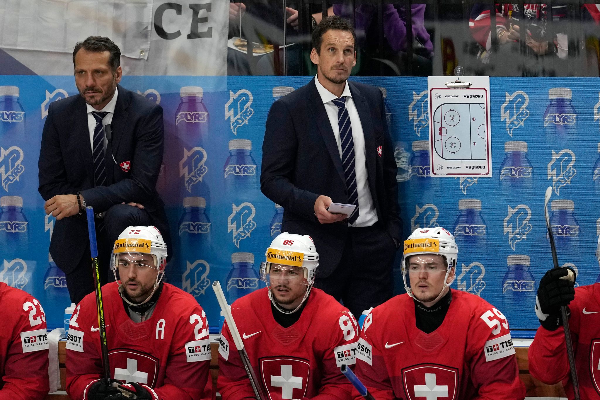 Hat etwas auf dem Kerbholz: Der Schweizer Eishockey-Coach Patrick Fischer (M). (Archivbild)