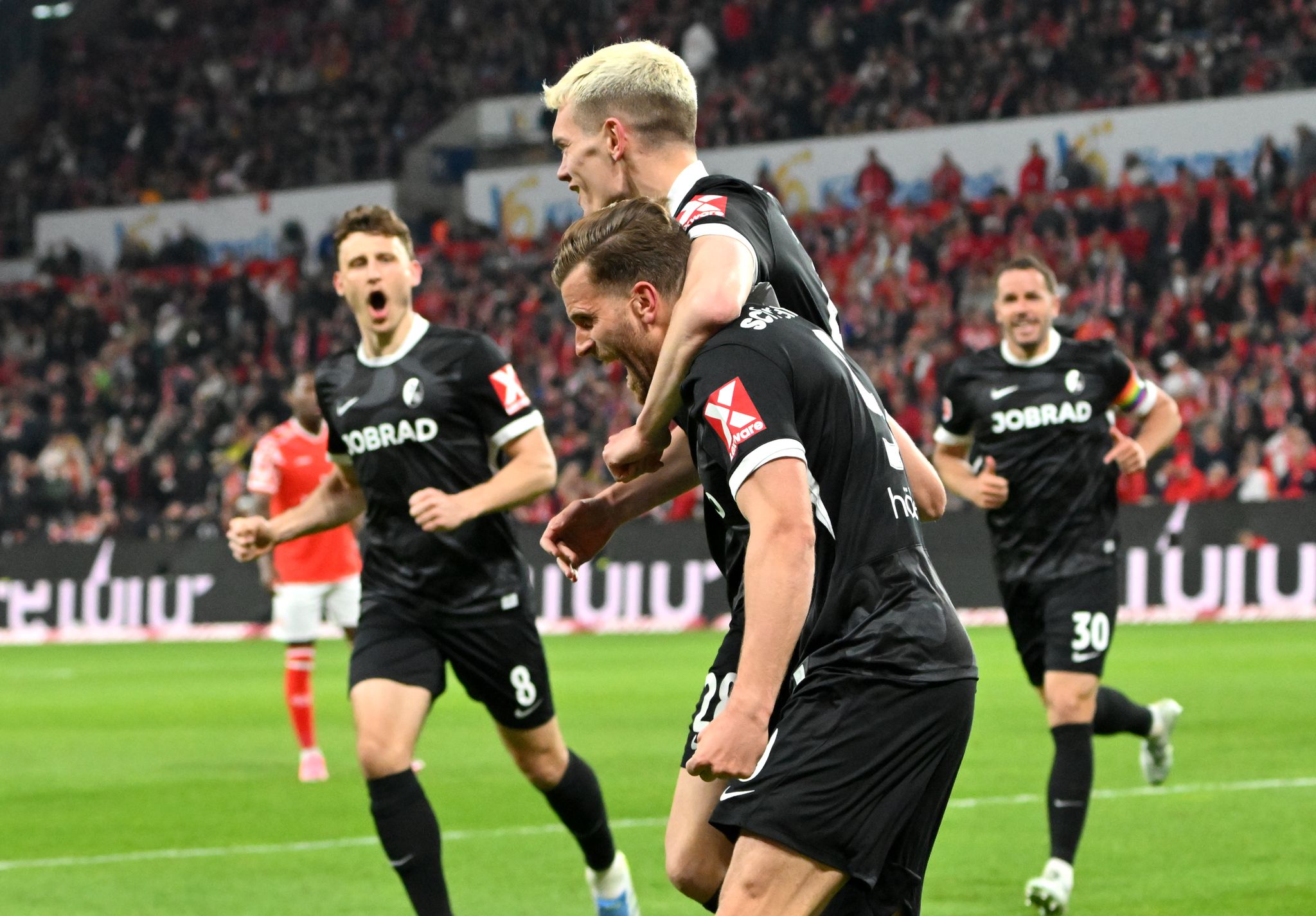 Torjubel der Freiburger: Ginter legt vor