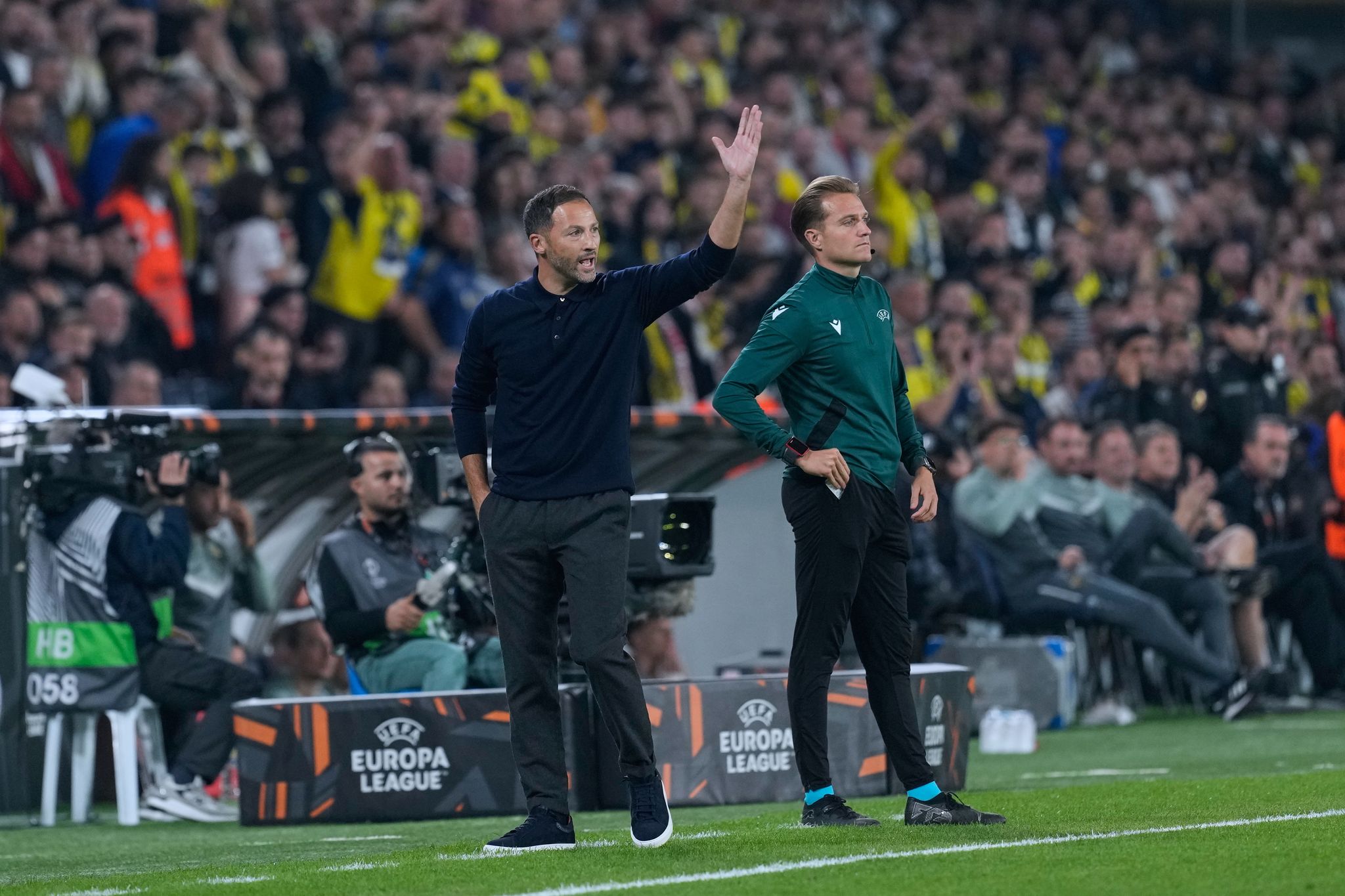 Nicht mehr Fener-Trainer: Domenico Tedesco (l). (Archivbild)