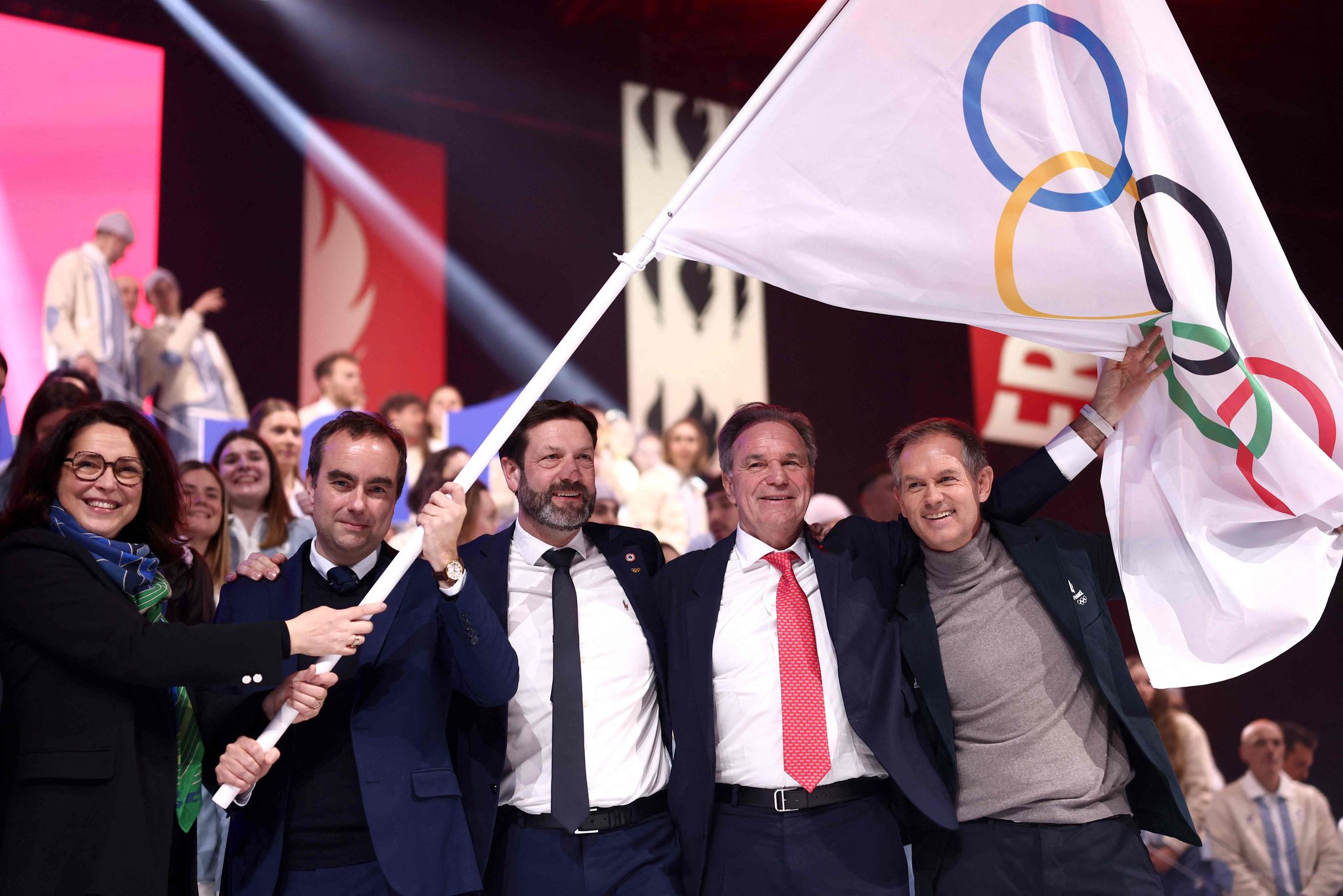 Vier Jahre vor den Olympischen Winterspielen in Frankreich gibt es Streit um den Austragungsort für Eishockey.