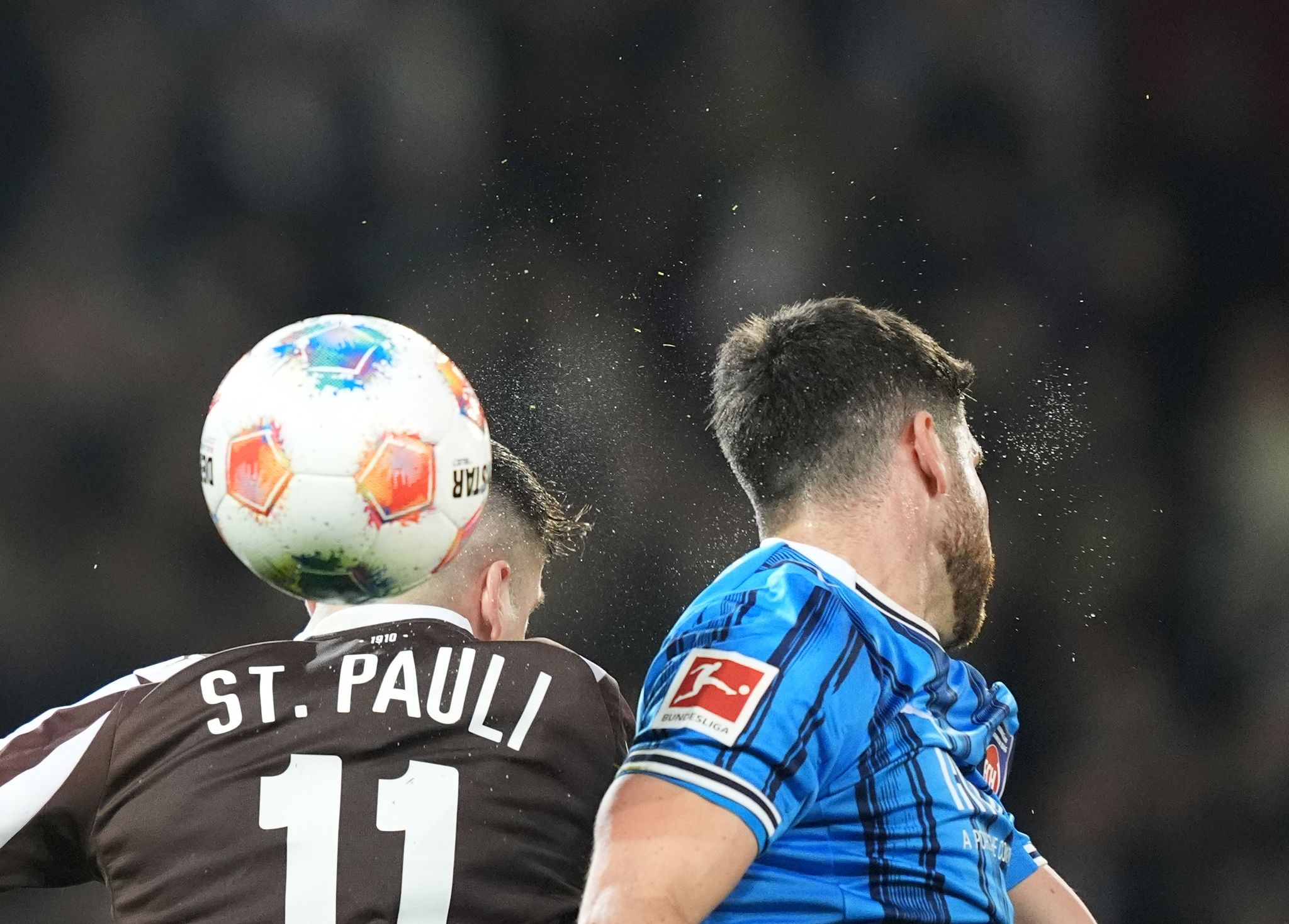 Abstiegskampf pur: Fast die Hälfte der Bundesliga-Clubs bangt noch. (Archivbild)