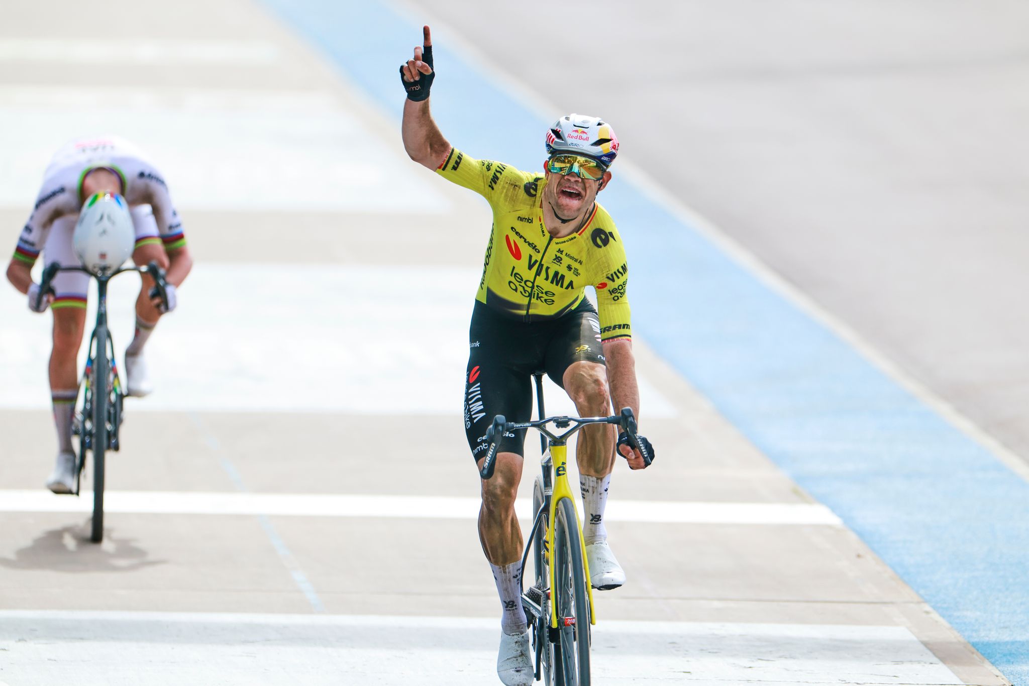 Der Belgier Wout van Aert (r) überquert die Ziellinie vor dem Slowenen Tadej Pogacar.