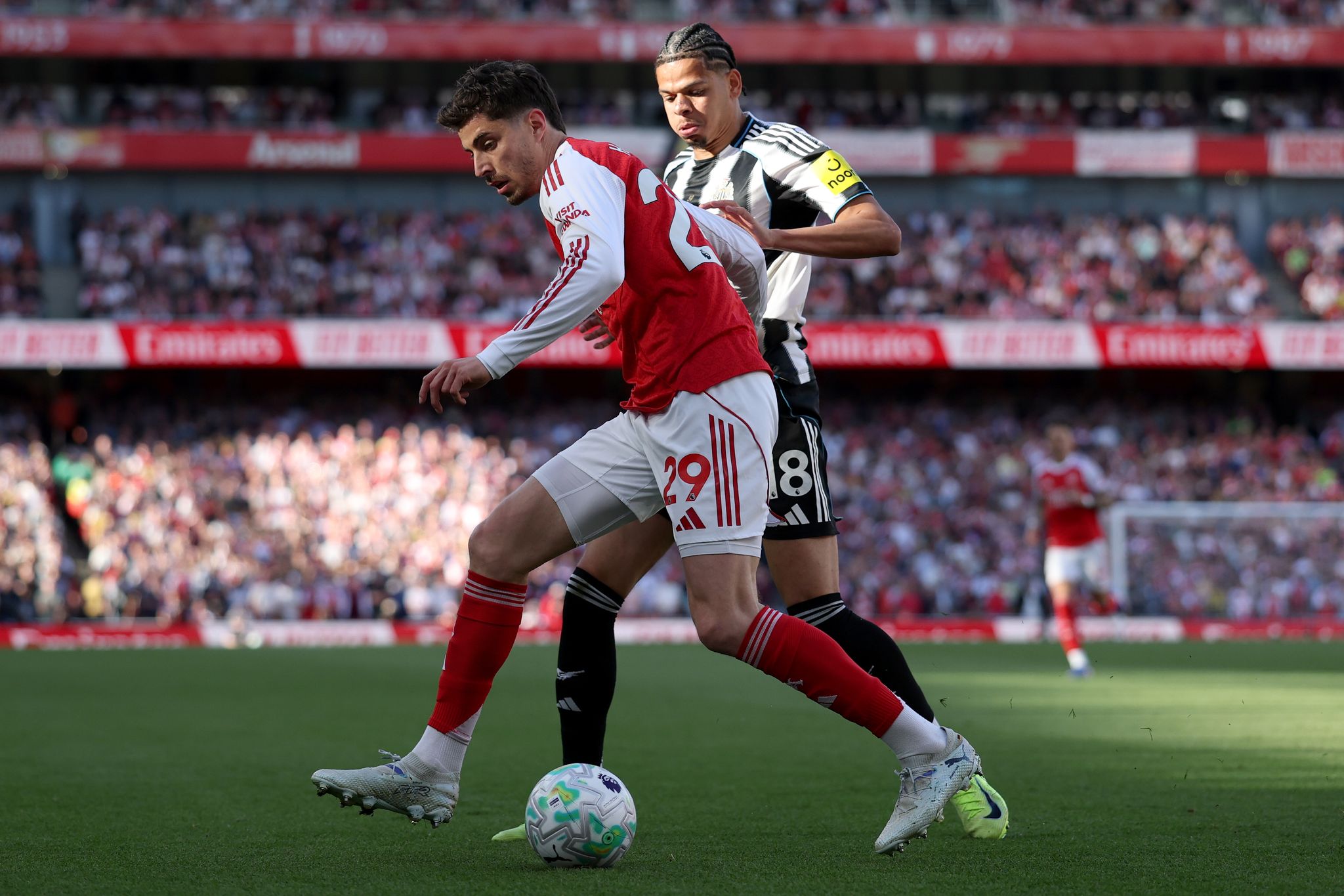 Kai Havertz (l) bereitete erst das 1:0 für den FC Arsenal gegen Newcastle United vor