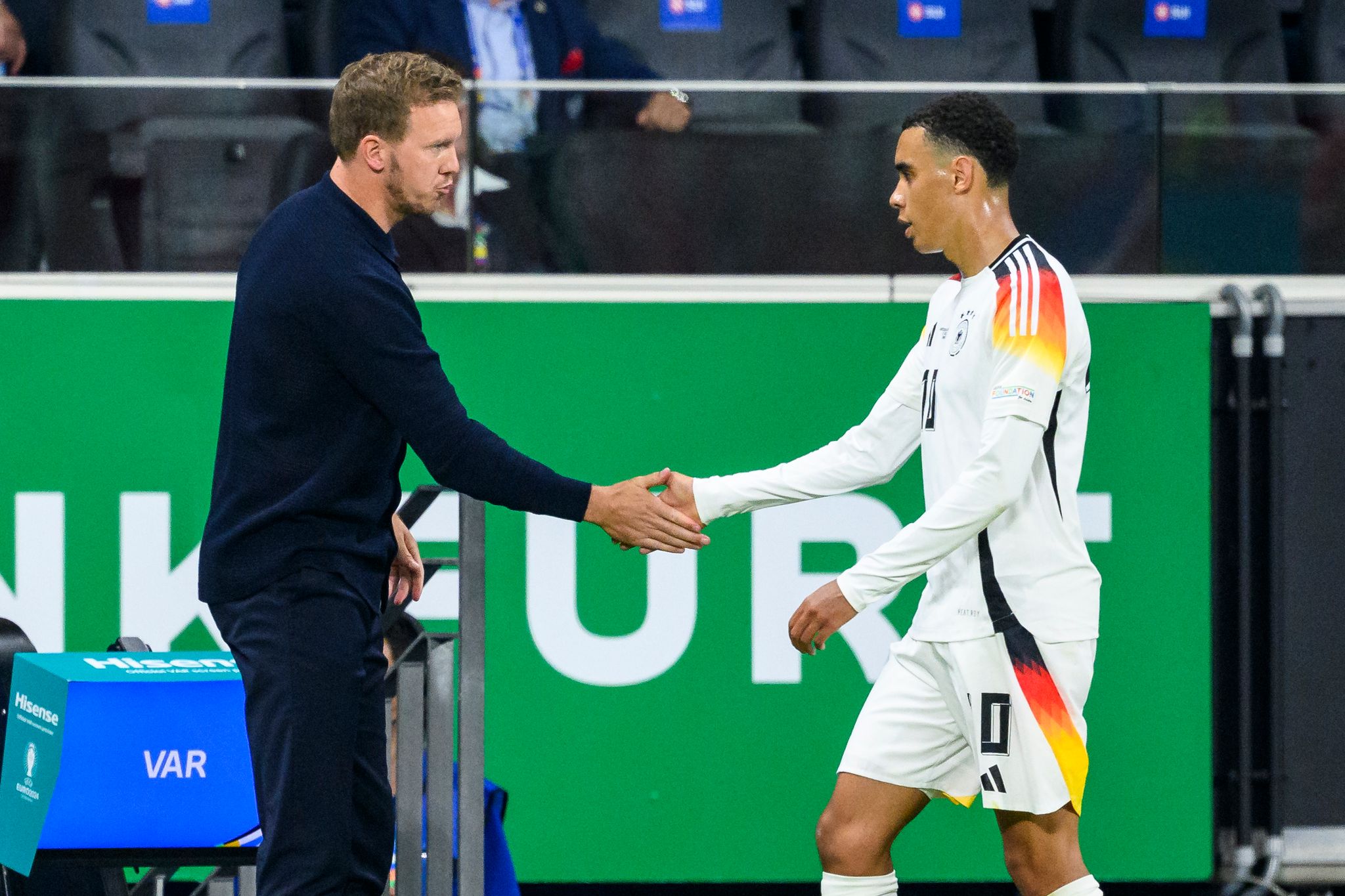 Julian Nagelsmann bedankt sich bei Jamal Musiala. (Archivbild)