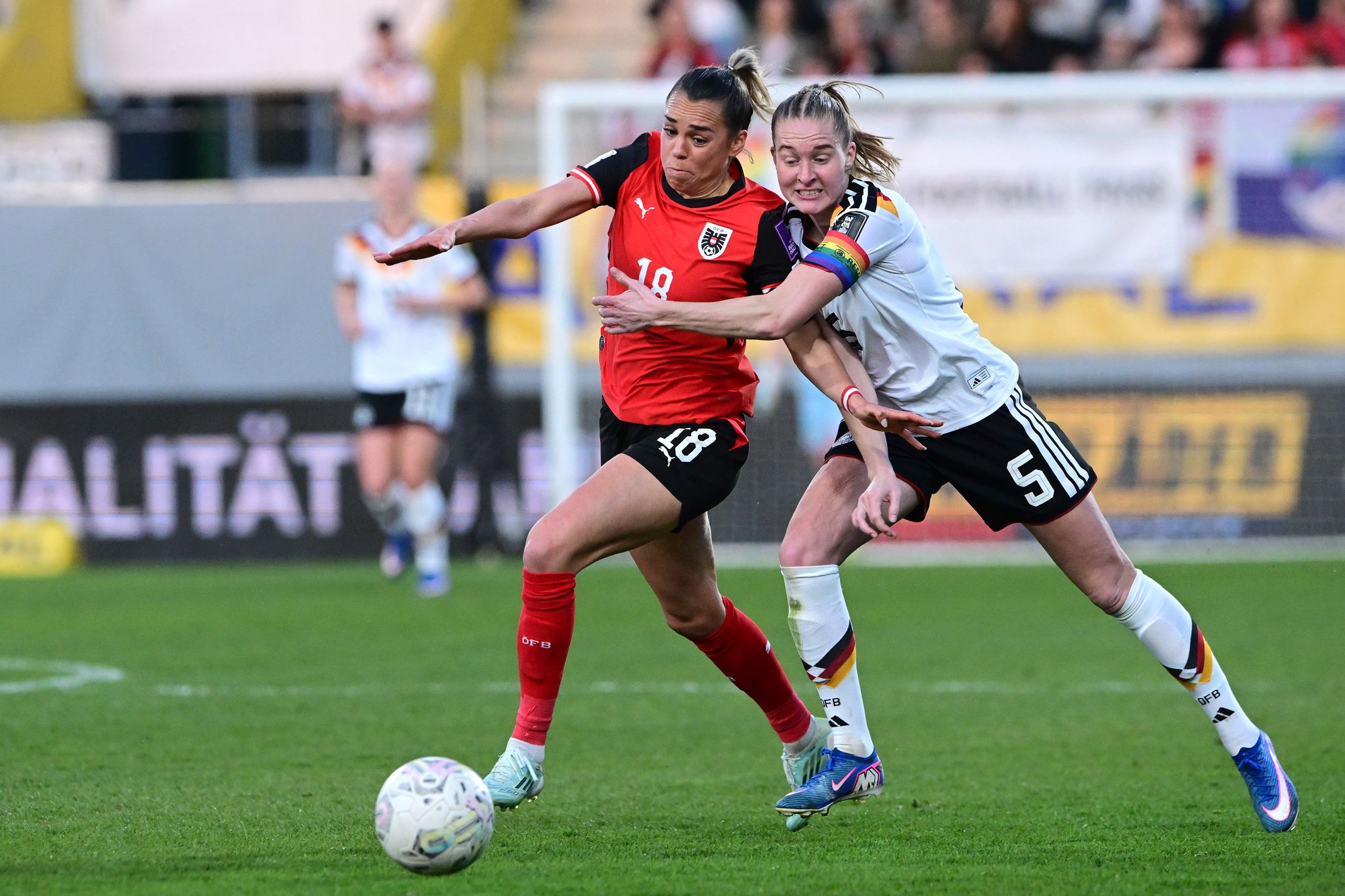 DFB-Kapitänin Janina Minge (r) weiß sich nur mit einer Notbremse gegen Julia Hickelsberger zu helfen.