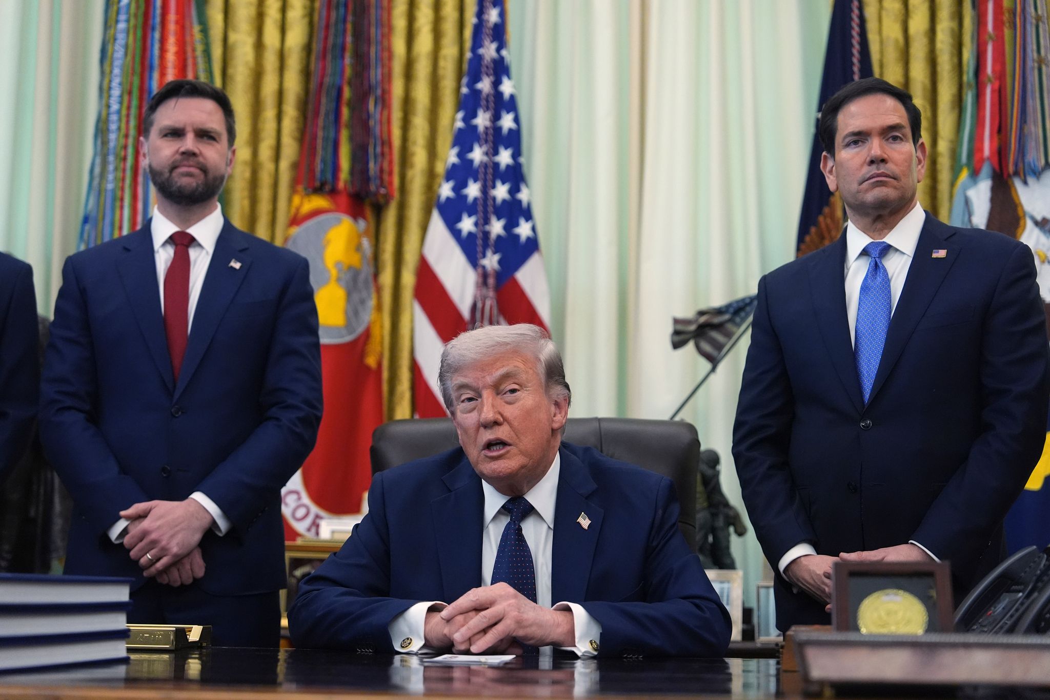 Außenminister Marco Rubio (rechts) steht neben US-Präsident Trump.