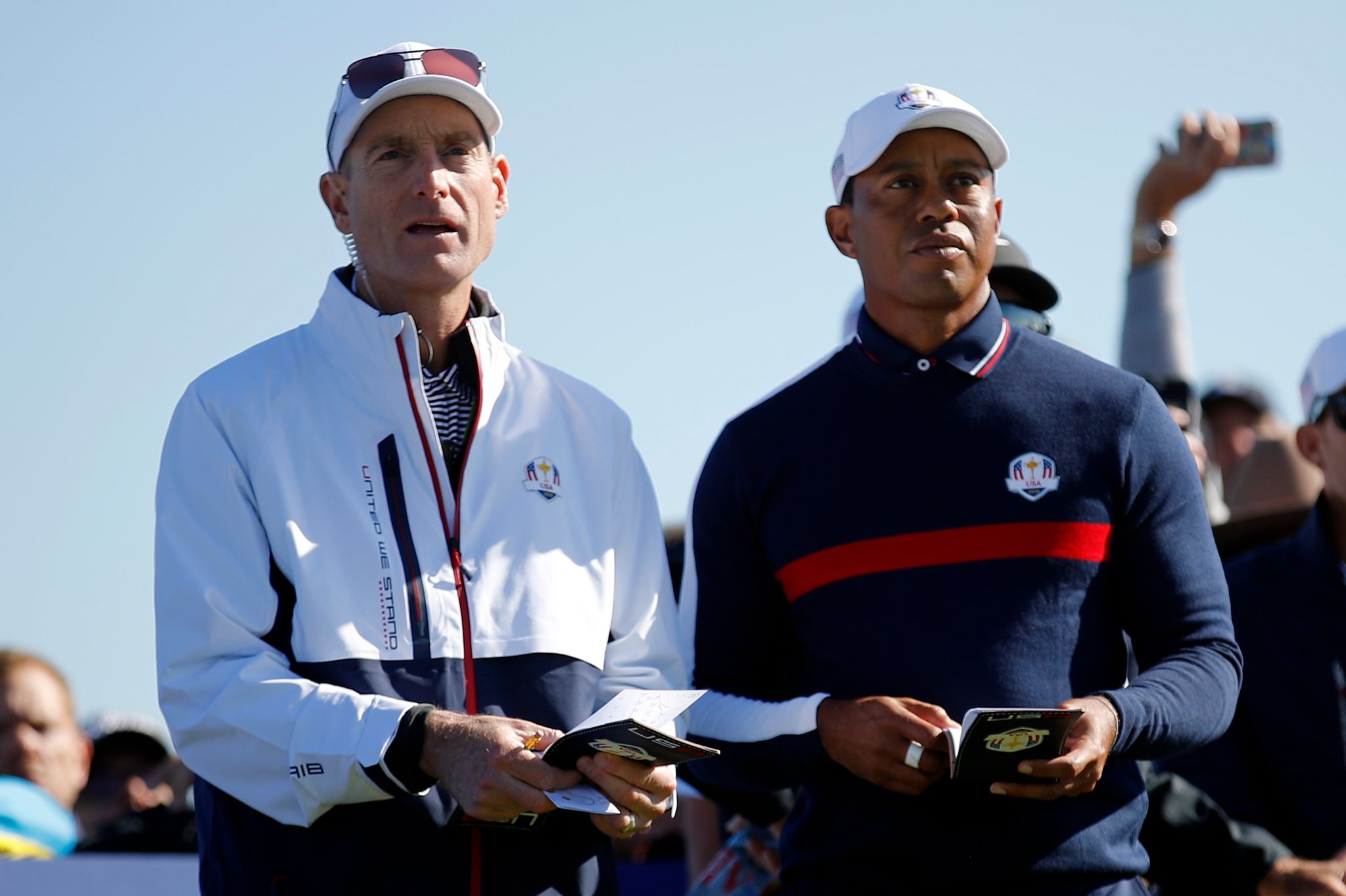 Statt Tiger Woods (r) wird Jim Furyk das US-Ryder-Cup-Team 2027 als Kapitän anführen. (Archivbild)