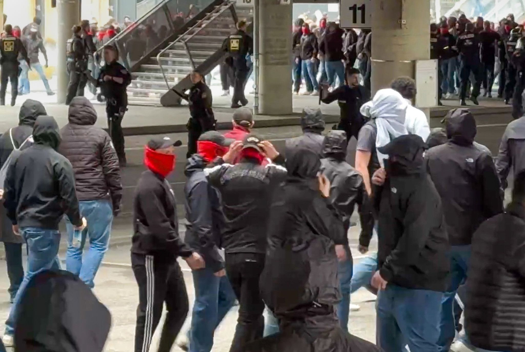 Vor dem Spiel des FC Bayern gegen den VfB Stuttgart kam es zu einer Schlägerei zwischen rivalisierenden Fans.