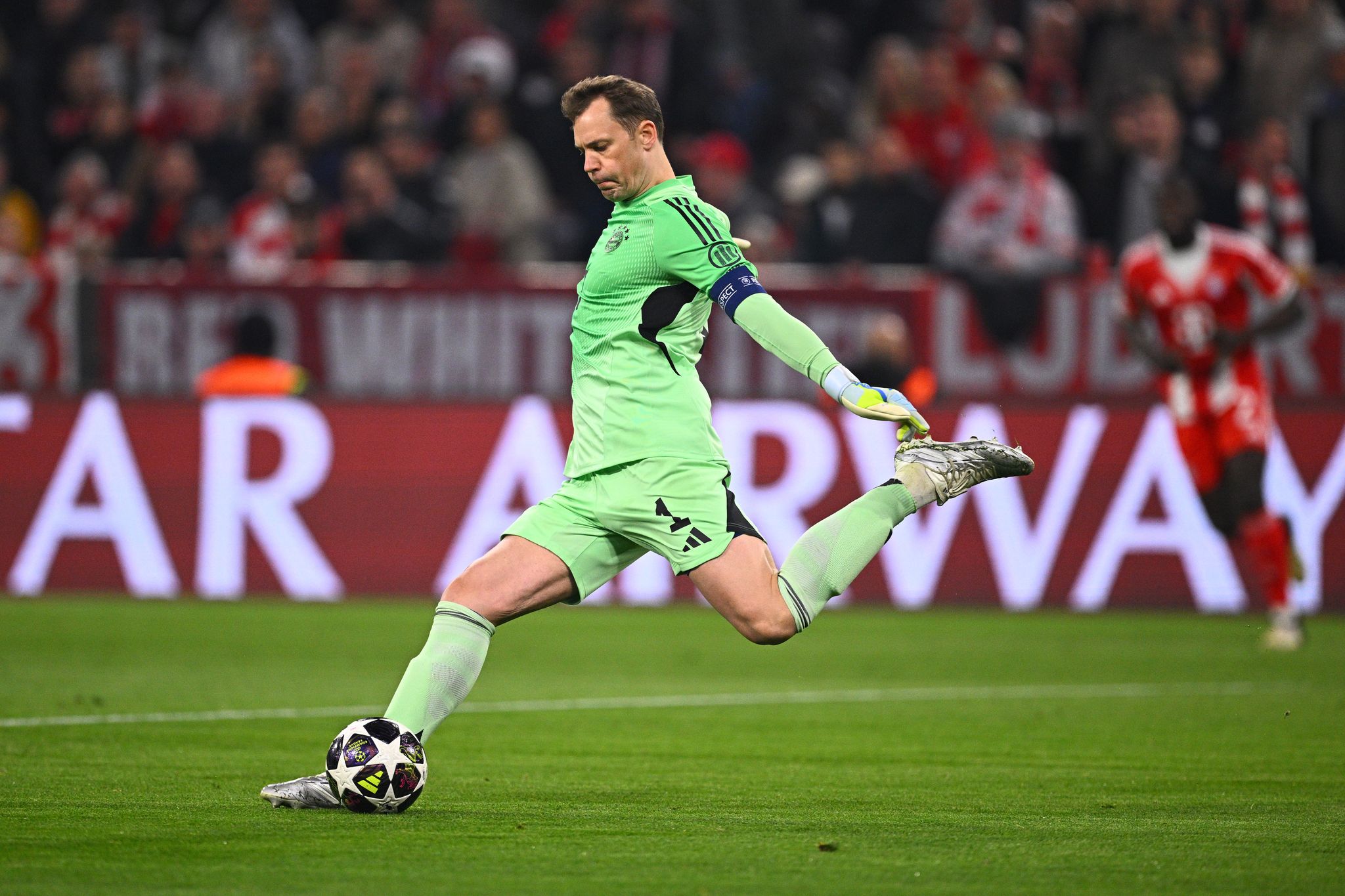Manuel Neuer unterläuft gegen Real schon nach wenigen Sekunden ein riesiger Fehler.