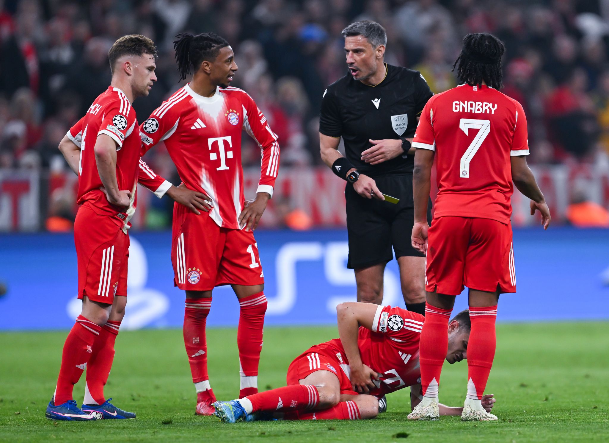 Josip Stanisic muss gegen Real Madrid einstecken.