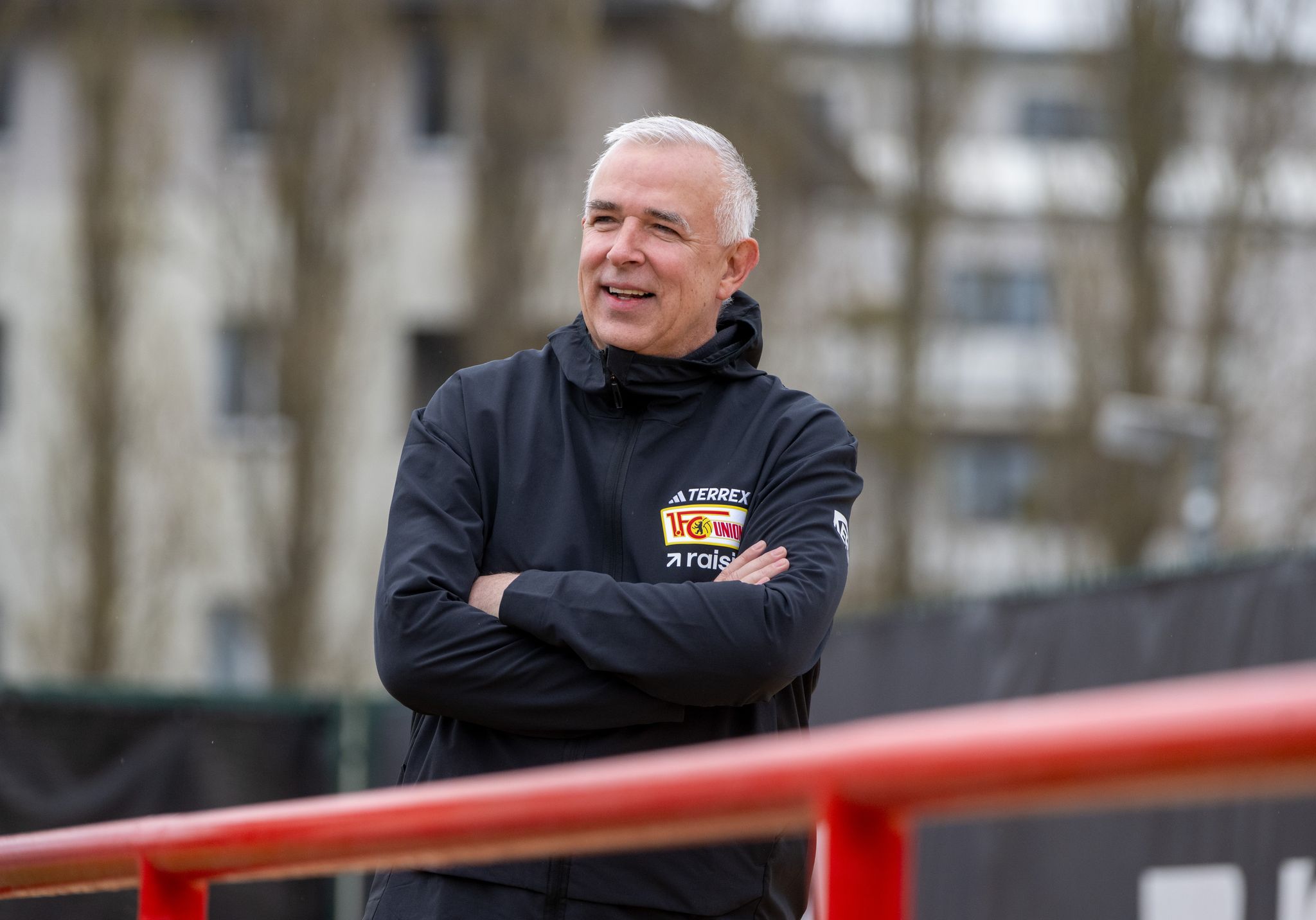 Union-Präsident Dirk Zingler schaut beim Training zu.