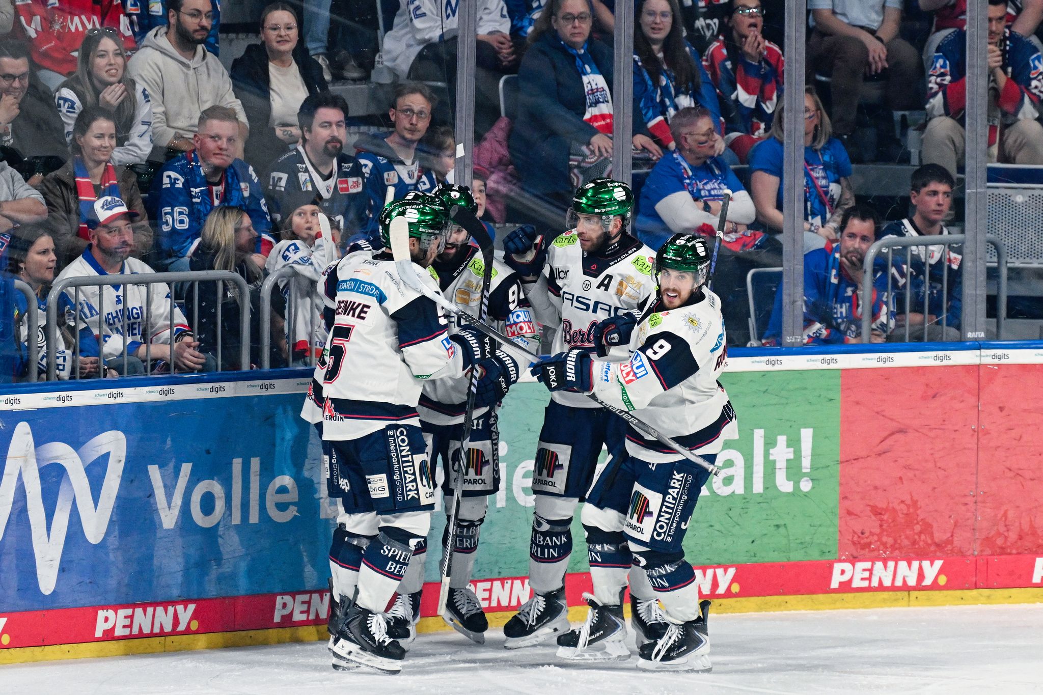 Jubeln über einen Auswärtssieg in Mannheim: die Eisbären Berlin.