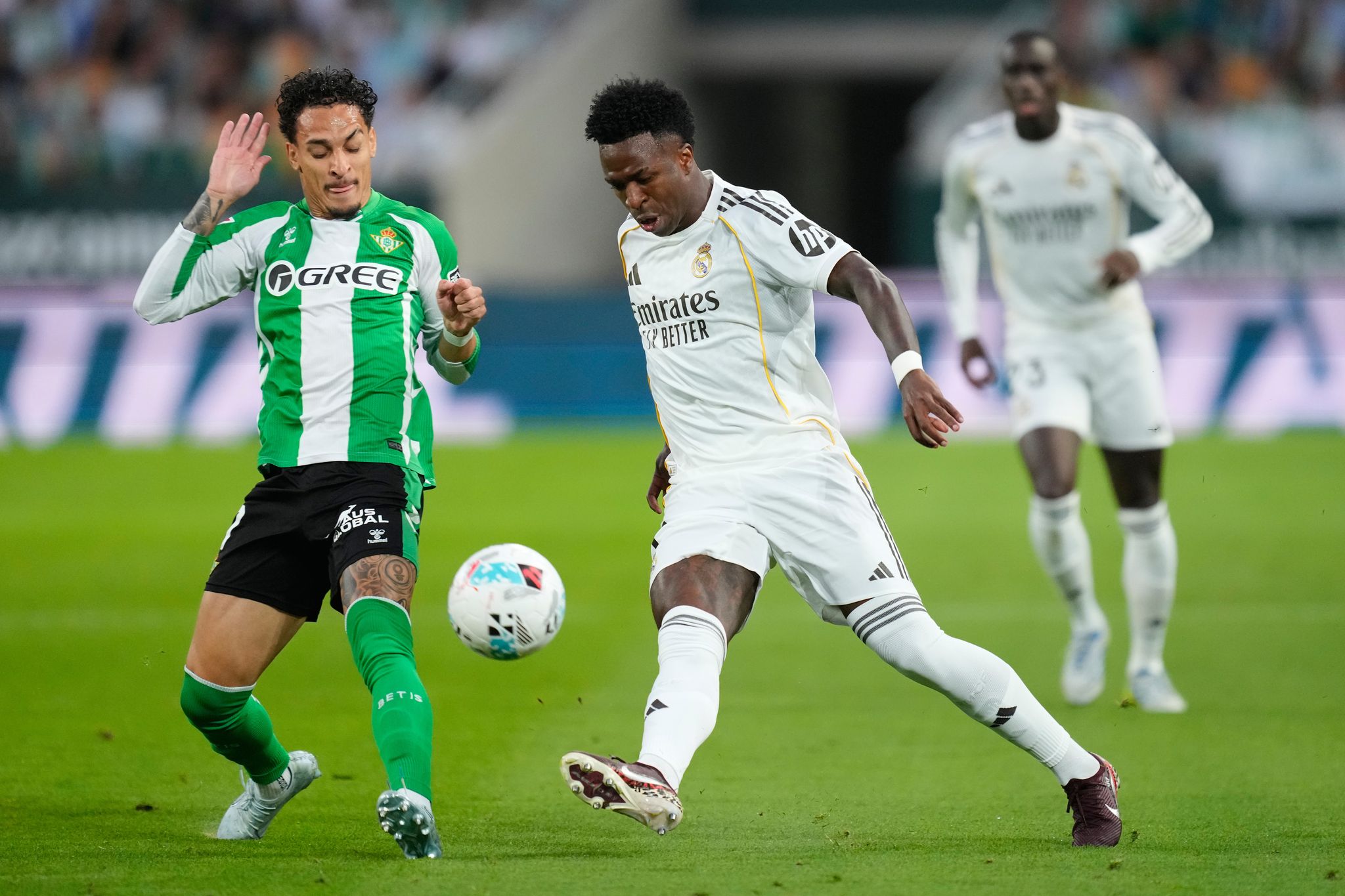 Auch das Führungstor durch Vinícius Júnior (r) verhalf Real Madrid gegen Betis Sevilla nicht zum Sieg.