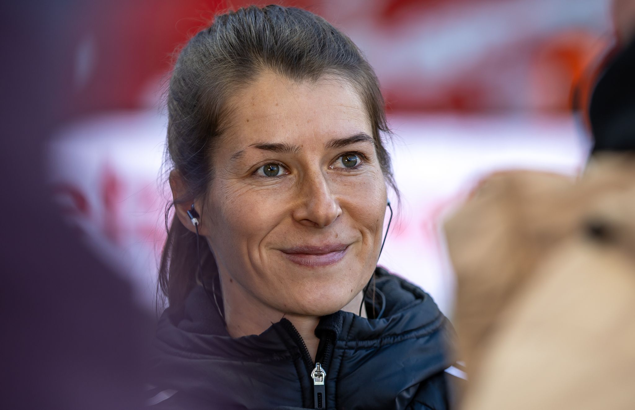 Marie-Louise Eta ist die erste Cheftrainerin in der Fußball-Bundesliga der Männer. (Archivbild)
